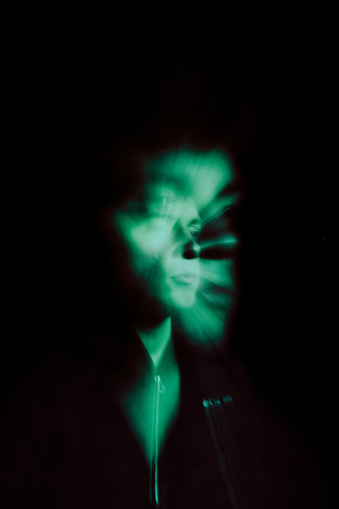 张歆艺晒袁弘儿时照为其庆生：我永久的小朋友